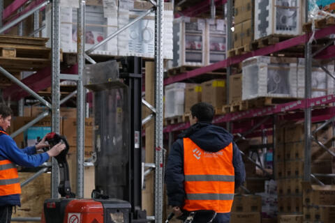 Складские комплексы обслуживаются с использованием современных технологий управления запасами и безопасности.